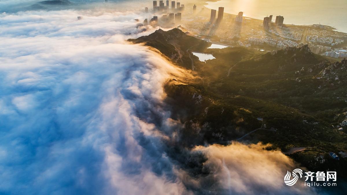 高清：遇见最美青岛 平流雾下浮山宛入仙境