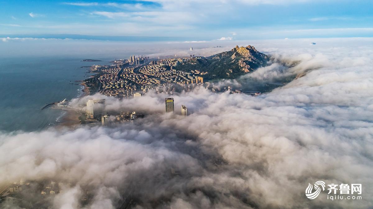 高清：遇见最美青岛 平流雾下浮山宛入仙境