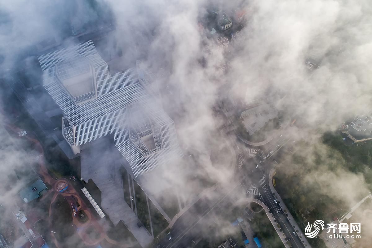 高清：遇见最美青岛 平流雾下浮山宛入仙境