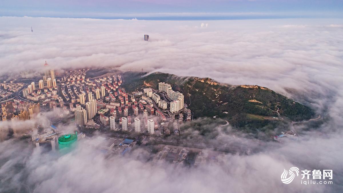 高清：遇见最美青岛 平流雾下浮山宛入仙境