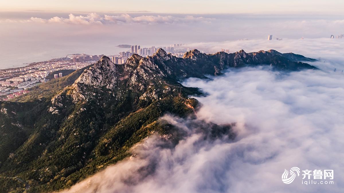 高清：遇见最美青岛 平流雾下浮山宛入仙境