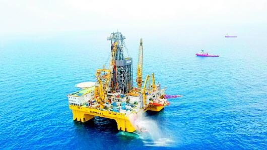 2017年,我国在南海全球首次试采可燃冰成功,烟台企业中集来福士自主设计、自主总装集成的“中集蓝鲸1号”承担此次任务。(资料图)