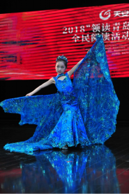 青岛名人领读小代表范朵朵走秀如是书店 百日“领读青岛‘码’上行动”全面启动