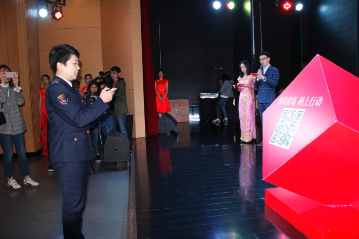 青岛名人领读小代表范朵朵走秀如是书店 百日“领读青岛‘码’上行动”全面启动