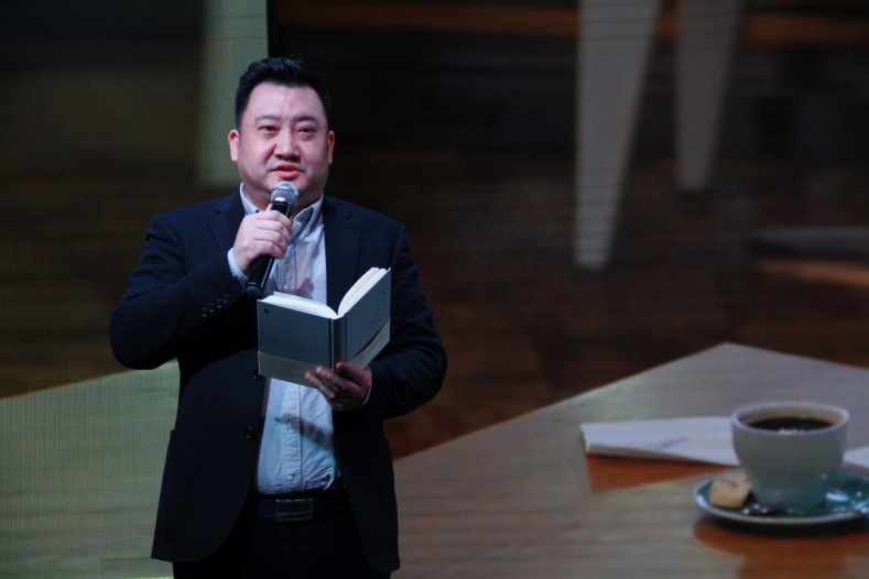 青岛名人领读小代表范朵朵走秀如是书店 百日“领读青岛‘码’上行动”全面启动