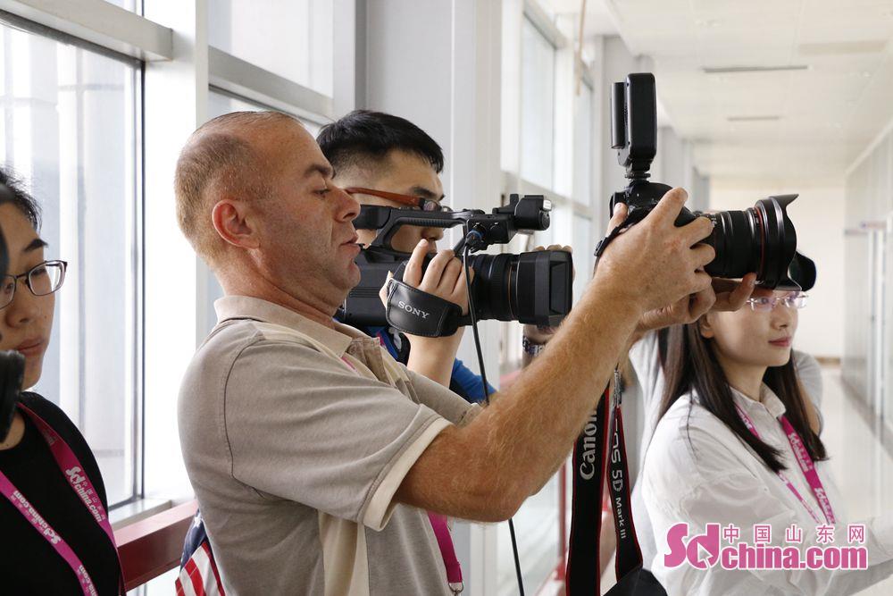 中外媒体记者聚焦济南圣泉集团“石墨烯+”颠覆传统服装定义