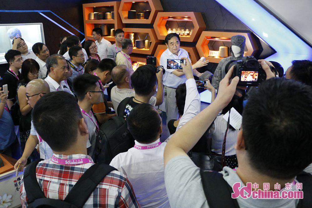 中外媒体记者聚焦济南圣泉集团“石墨烯+”颠覆传统服装定义