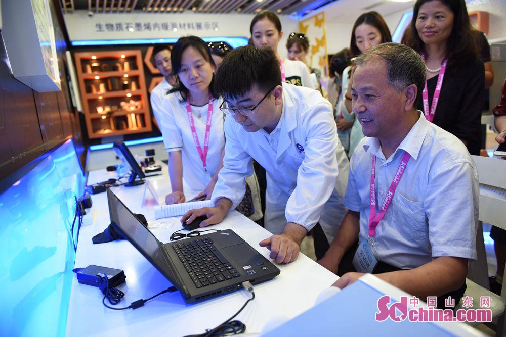 中外媒体记者聚焦济南圣泉集团“石墨烯+”颠覆传统服装定义