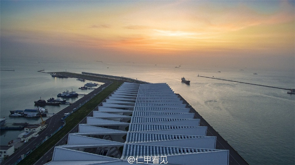航拍青岛新地标邮轮母港 大气磅礴比肩世界名港