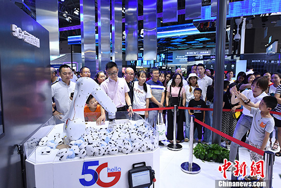 资料图为民众在2019中国国际智能产业博览会上体验5G远程控制应用。 <a target='_blank' href='中新社</a>记者陈超摄
