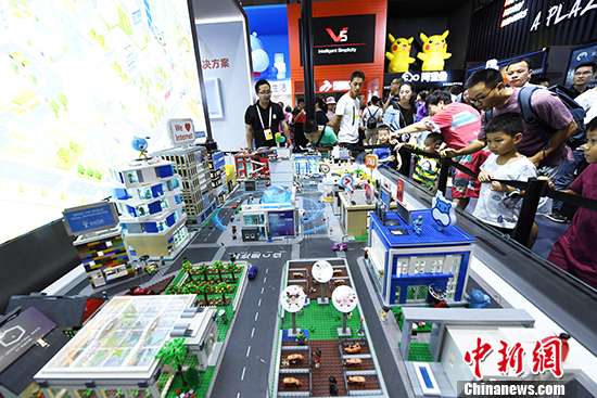 资料图为2019中国国际智能产业博览会展出的智慧城市沙盘吸引民众围观。 <a target='_blank' href='中新社</a>记者陈超摄