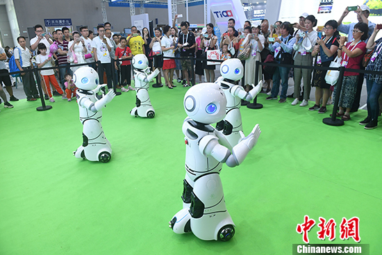 资料图为2019中国国际智能产业博览会上的机器人跳舞迎宾。 <a target='_blank' href='中新社</a>记者陈超摄