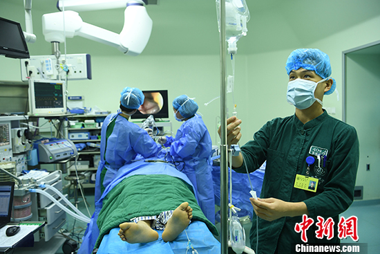 资料图为重庆一患者正在医院进行手术治疗。 <a target='_blank' href='中新社</a>记者陈超摄