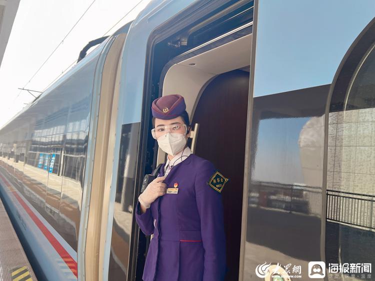 今年春运首日，她值乘了从青岛站开出的首趟列车
