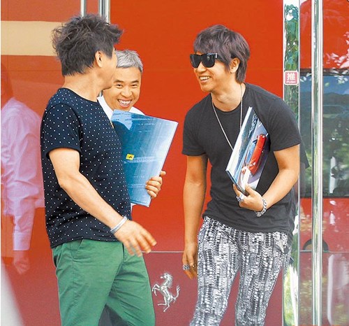 欧弟开百万跑车住亿元豪宅 出道17年咸鱼翻身