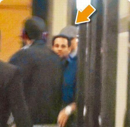 戴鸭舌帽的莱昂纳多（箭头处）在夜店电梯外躲在保镖后方，避免被媒体拍到。