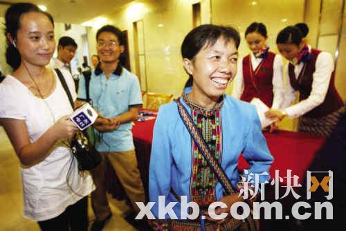 广东十七大代表团启程赴京(图)
