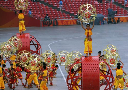 18:50 开幕式垫场表演正进行 5主持热场(图)