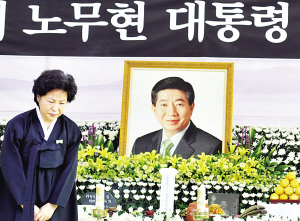 卢武铉的遗孀权良淑向前来吊唁的民众行礼致谢。