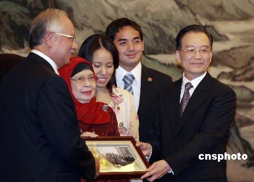 温家宝与马来西亚总理会谈 赠送特殊礼物(图)