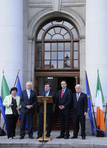 10月3日，爱尔兰总理考恩（中）携4位部长在都柏林政府大楼前召开记者会，称爱尔兰迈出了决定性的一步，《里斯本条约》将有利于该国经济复苏，爱尔兰将和欧洲其他国家携手并进。当天下午，爱尔兰公投委员会正式宣布，在2日的全民公投中，爱尔兰选民以67.1%的支持票通过了旨在推动欧洲一体化进程的《里斯本条约》。 新华社记者　王亚宏　摄 　