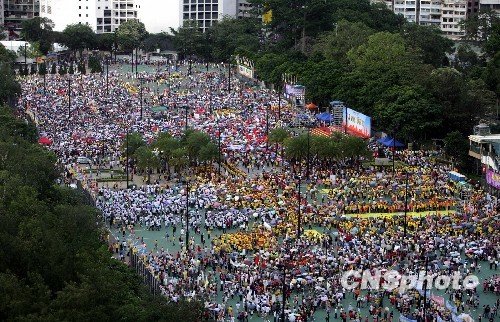 香港举行大规模支持政改游行 曾荫权出席(图)