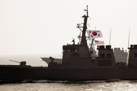 资料图：韩国海军宙斯盾舰与美国军舰举行联合军演。