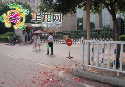 重庆市民拉横幅放鞭炮庆祝文强被执行死刑(图)