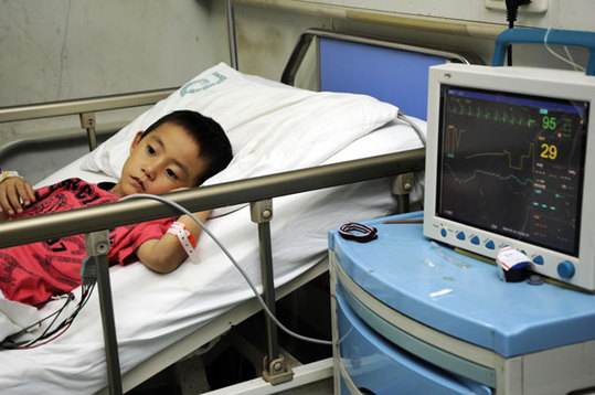 7月14日，一位出现不良反应的孩子在医院接受治疗。
