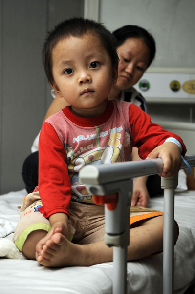 7月14日，一位出现不良反应的孩子在医院观察治疗。