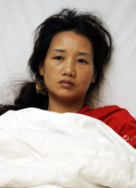 7月14日，一位出现不良反应的妇女在医院接受治疗。