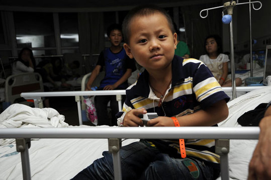 7月14日，一位出现不良反应的孩子在医院接受治疗。