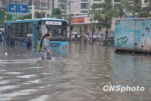 强暴雨袭击引发严重内涝 百余城市一度进水