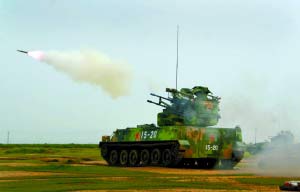 8月6日，济南军区防空部队某型自行高炮携带导弹进行射击，首发击毁目标。新华社发