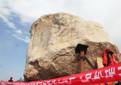 重369吨的“甘州石”被当地人称为“神石”。
