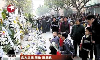 昨日，上海市群众自发前往火灾现场悼念遇难者。东方卫视截图