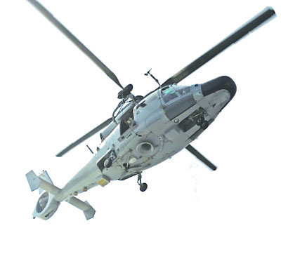 我海军护航编队进行直升机滑降训练。