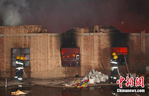 新疆阿克苏一加工厂突发大火 700平米厂房坍塌
