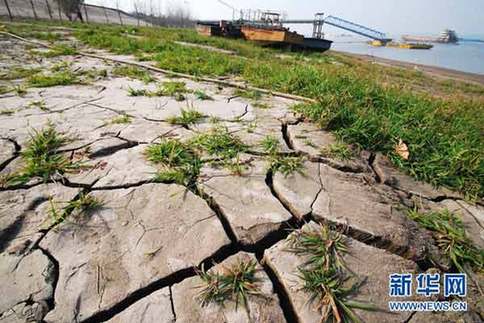 这是12月10日在江西省九江市拍摄的出现干裂的长江江滩。新华社发（胡国林 摄）
