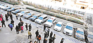 关建军犯罪组织的停车场停放了30余辆汽车，路虎、奥迪Q7、宝马X6只算是其中普通的，关建军的座驾是劳斯莱斯幻影，价值840万。