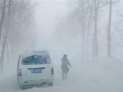 黑龙江遭遇暴雪公路被阻 800多辆车被困(图)
