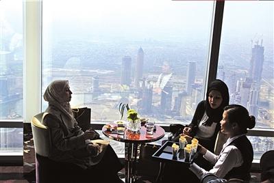 据新华社电世界最高餐厅23日在阿拉伯联合酋长国迪拜开张，距地高度为422米。