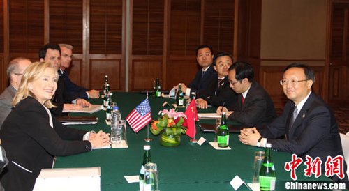 7月22日，中国外长杨洁篪在印尼巴厘岛会见美国国务卿希拉里·克林顿，双方就两国关心的问题进行友好的交谈。中新社发 顾时宏 摄