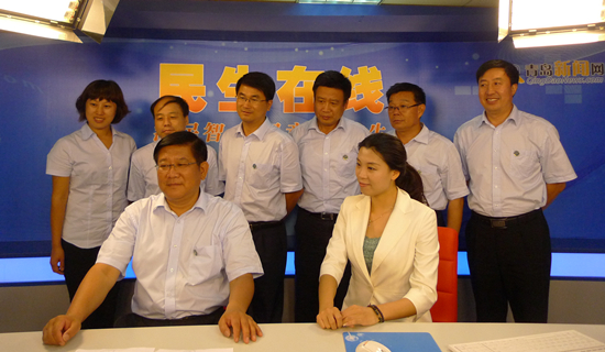 青岛市地震局局长仇维宏（一排左一）与网民在线交流 （魏超 摄）