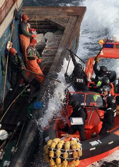 一名韩国海警抓捕中国渔船时被刺死 肇事者被捕