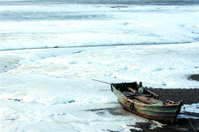 青岛胶州湾将进重冰期 数十艘渔船被冰封海面
