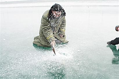 青岛水库结冰最厚30厘米似明镜 鱼变冰雕冰封浅层