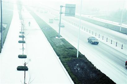 昨雾雪夹击青岛高速变溜冰场 多车连撞连发20余起
