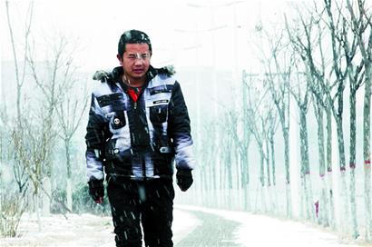 青岛龙年首雪连下20小时气势足 49根碘化银助增雪