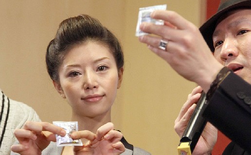 AV女优登湖北电视台 演示避孕套使用方法(图)